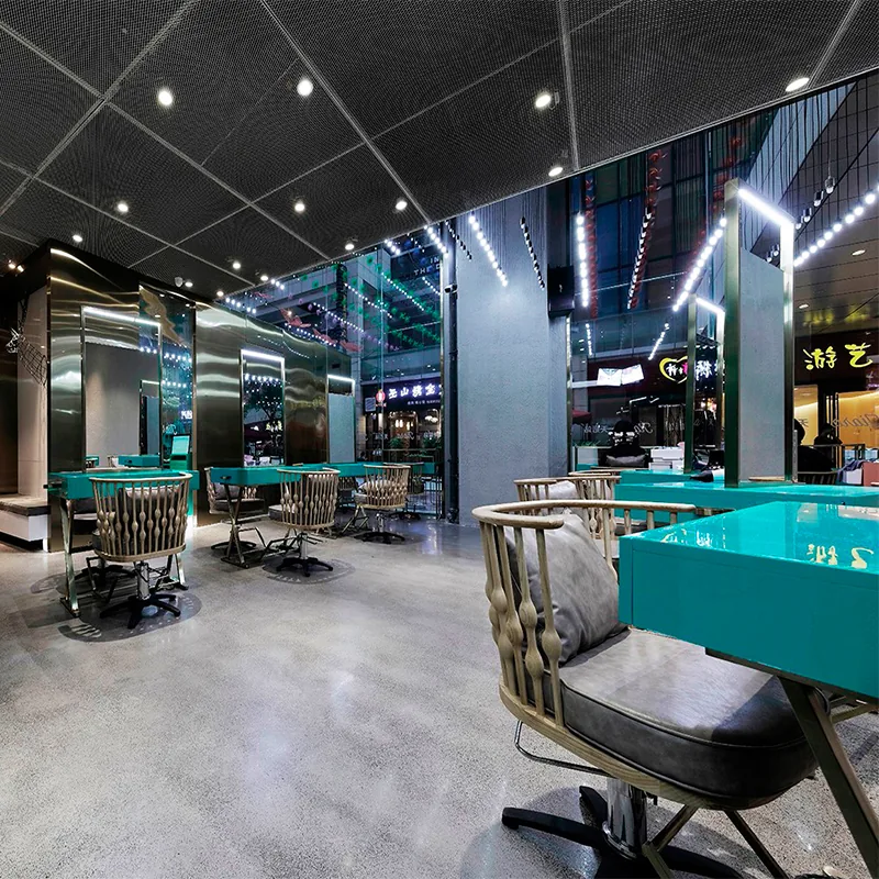 Interno salone industriale con parete blu caratteristica e poltrone da styling_01