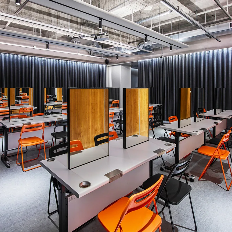 Mesa de estilismo industrial para salón con sillas naranjas y divisores de madera_01