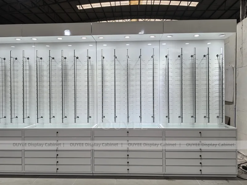 LED Çubuklar ile Büyük Beyaz Gözlük Sergileme Duvar Dolabı_01
