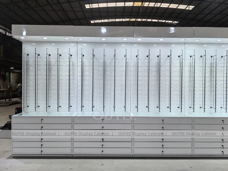 LED Çubuklar ile Büyük Beyaz Gözlük Sergileme Duvar Dolabı_02