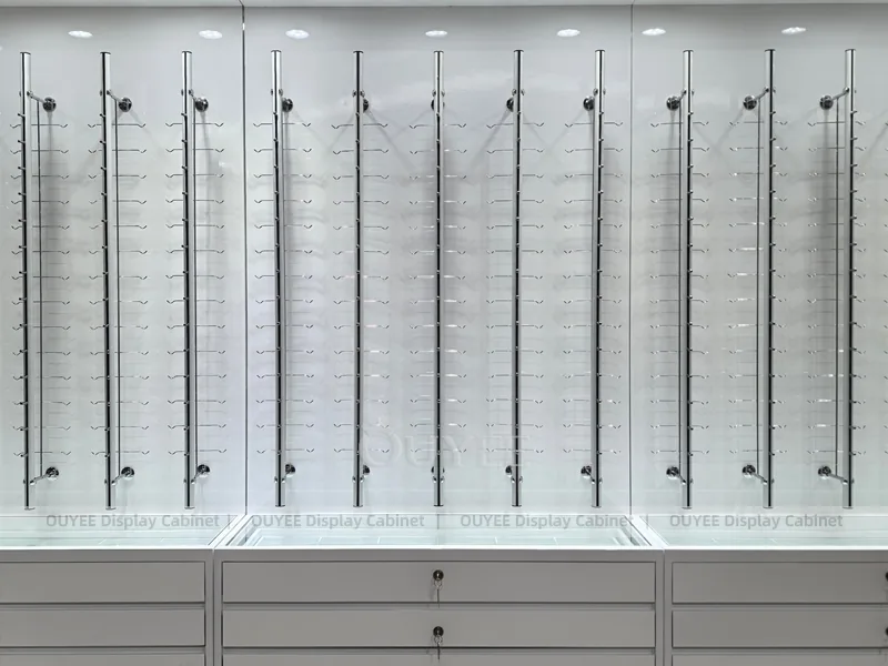LED Çubuklar ile Büyük Beyaz Gözlük Sergileme Duvar Dolabı_03