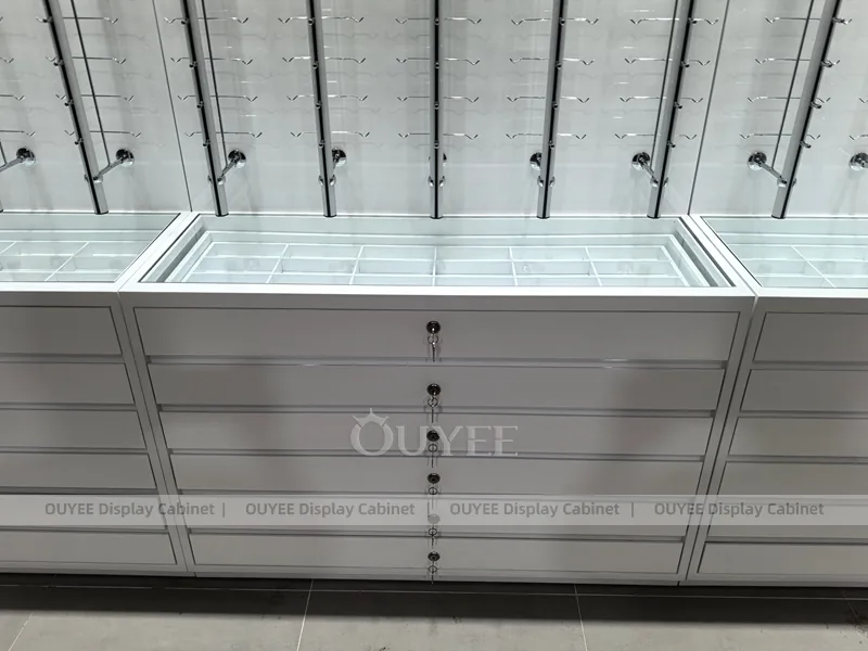 LED Çubuklar ile Büyük Beyaz Gözlük Sergileme Duvar Dolabı_06