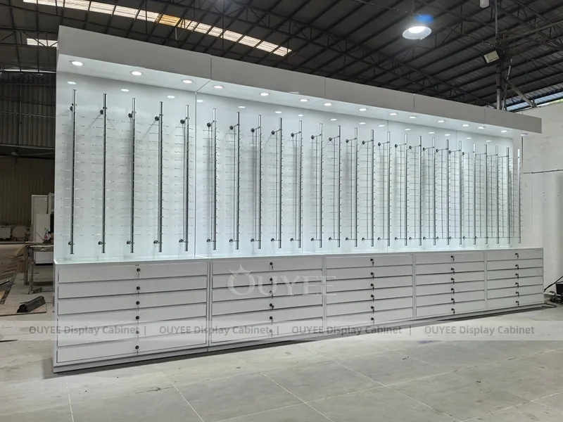 LED Çubuklar ile Büyük Beyaz Gözlük Sergileme Duvar Dolabı_07