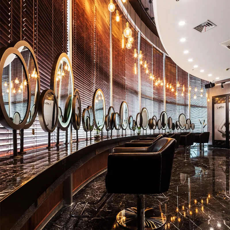 Lungo banco di lusso per styling in salone con specchi rotondi_01