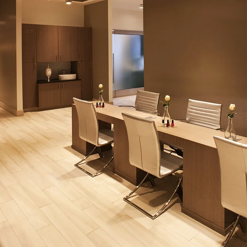 Lungo bancone minimalista per styling in salone con sedie nere_03