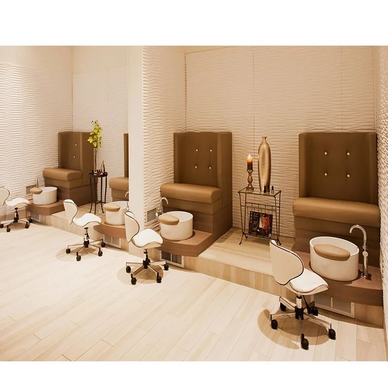 Lungo bancone minimalista per styling in salone con sedie nere_04