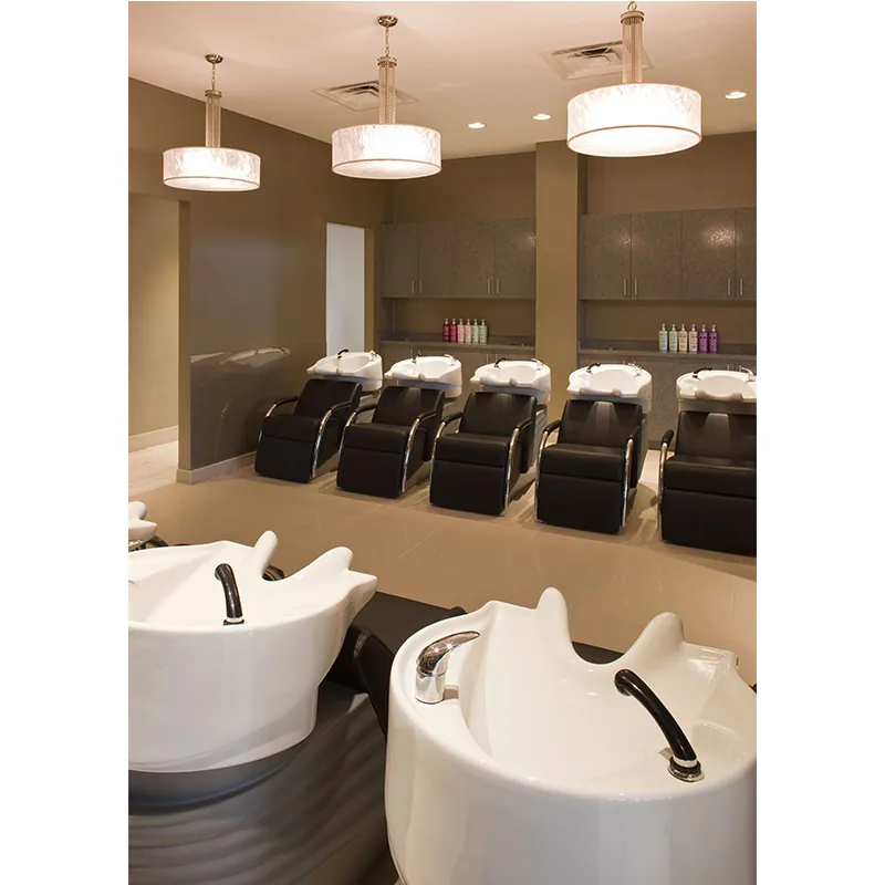 Lungo bancone minimalista per styling in salone con sedie nere_06