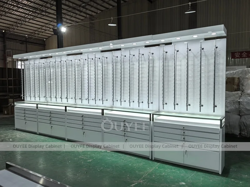 Vitrine longue blanche pour lunettes avec panneaux à tiges illuminées_03