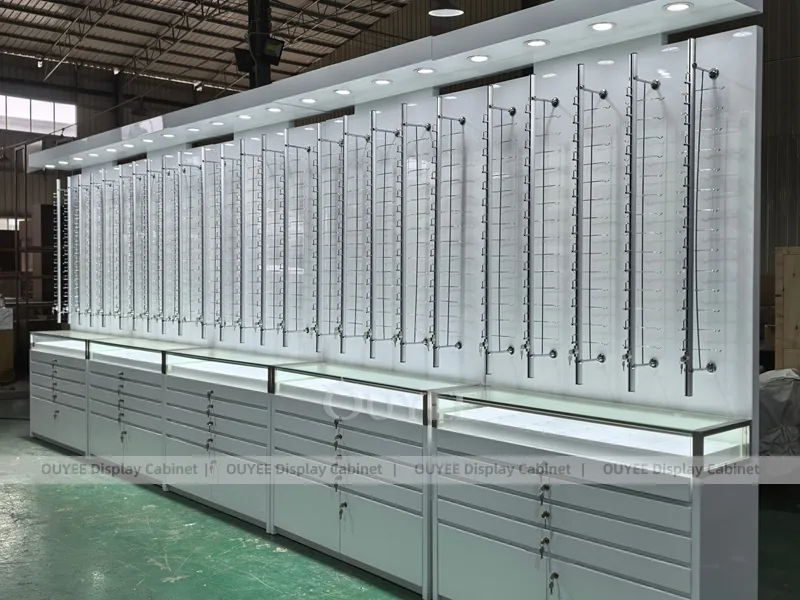 Vitrine longue blanche pour lunettes avec panneaux à tiges illuminées_06