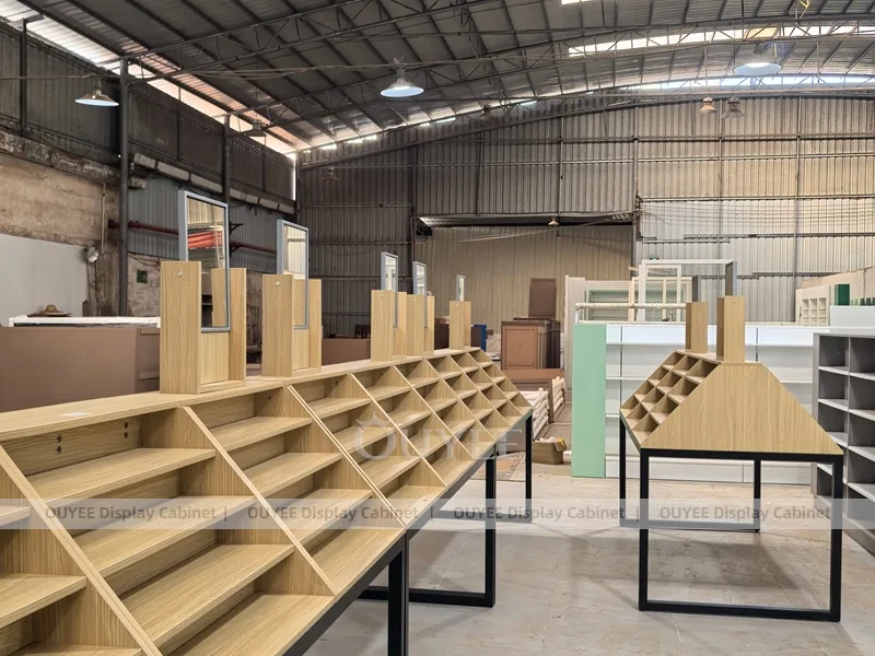 Siyah Metal Ayaklı Uzun Ahşap Optik Gösterim Masası Sistemi_04