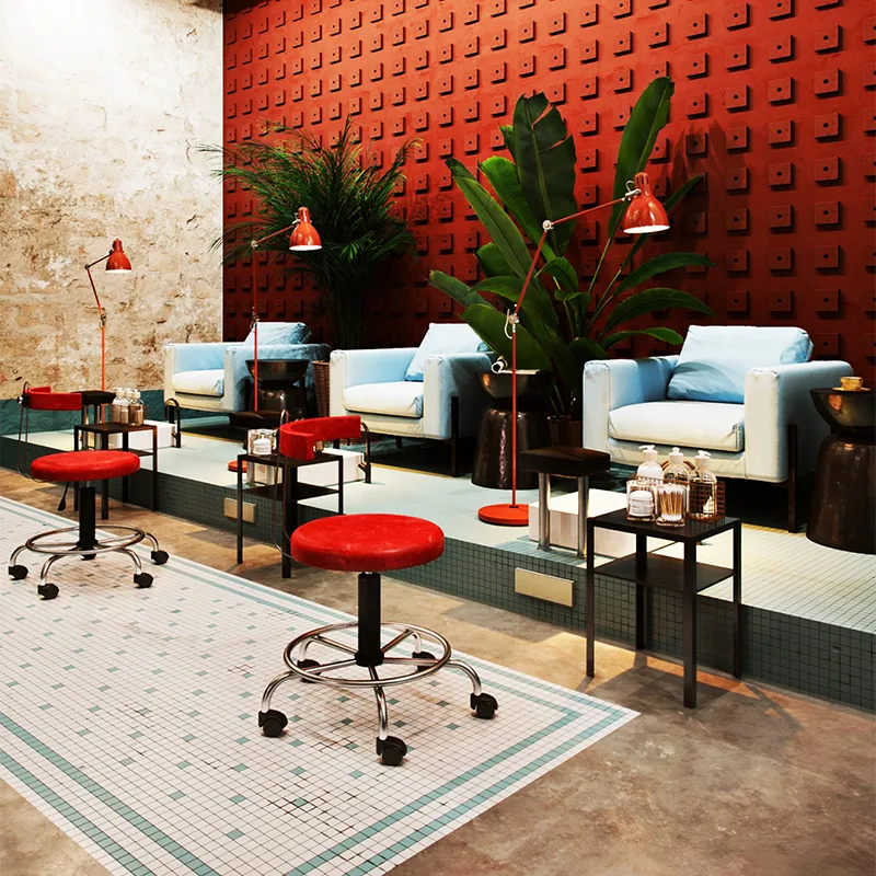 Luxuriöse Beauty-Salon-Lounge mit türkisfarbenen Stühlen und Produktpräsentationen_03