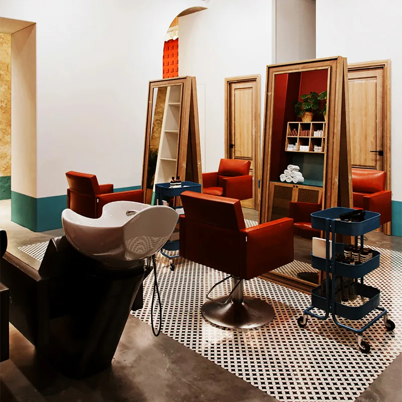 Luxuriöse Beauty-Salon-Lounge mit türkisfarbenen Stühlen und Produktpräsentationen_05