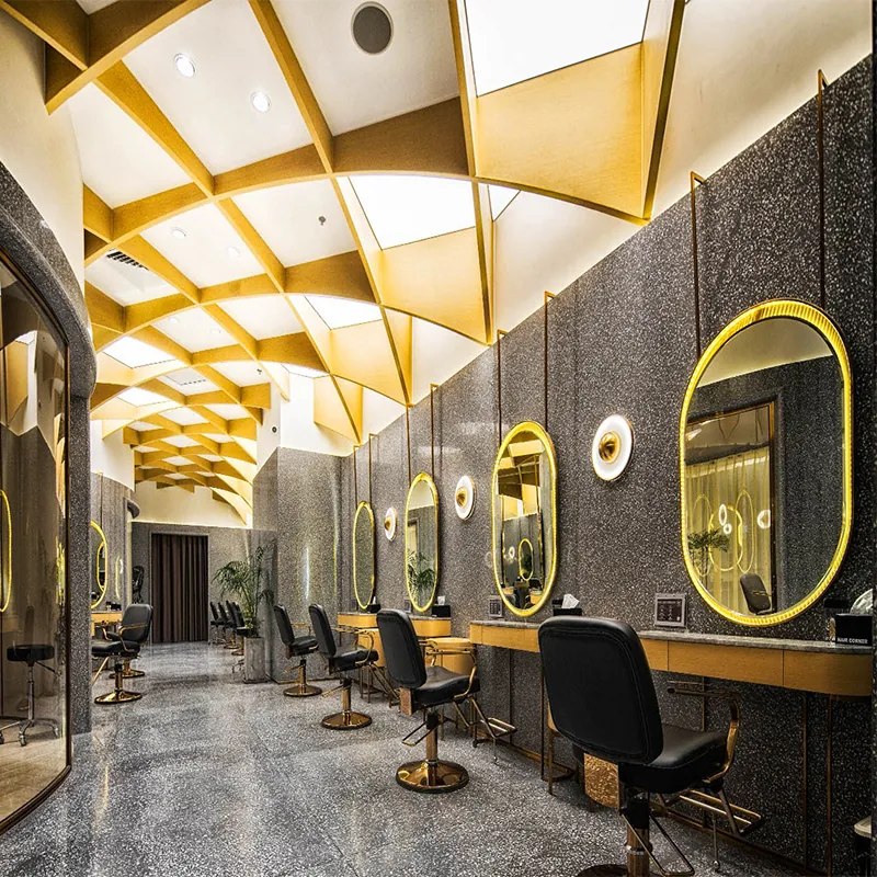 Sala styling di lusso in salone con soffitto dorato e specchi rotondi_01