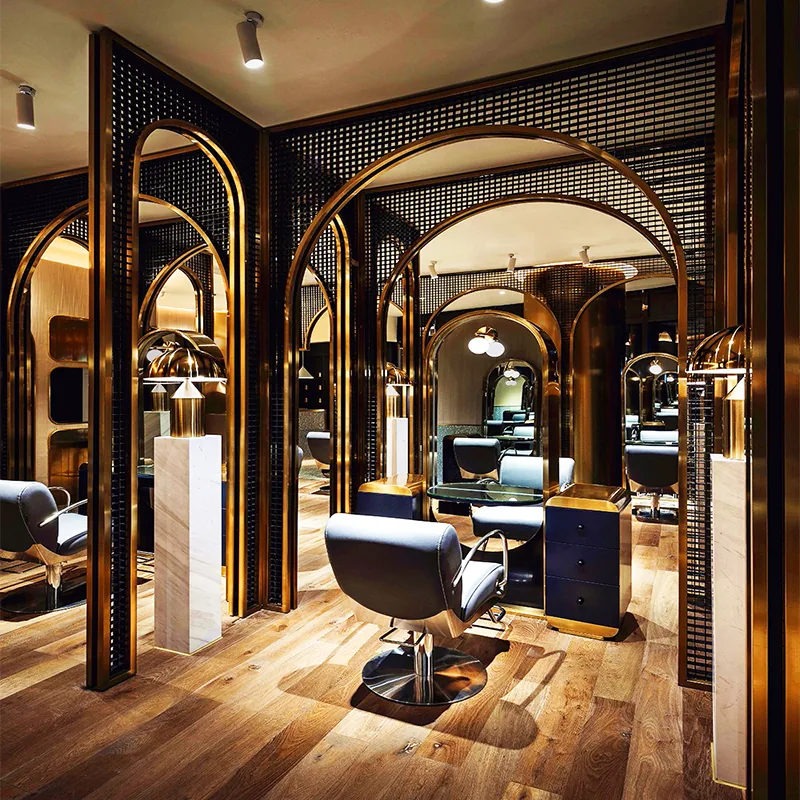 Suite di lusso per styling in barberia in legno con specchi ad arco_01