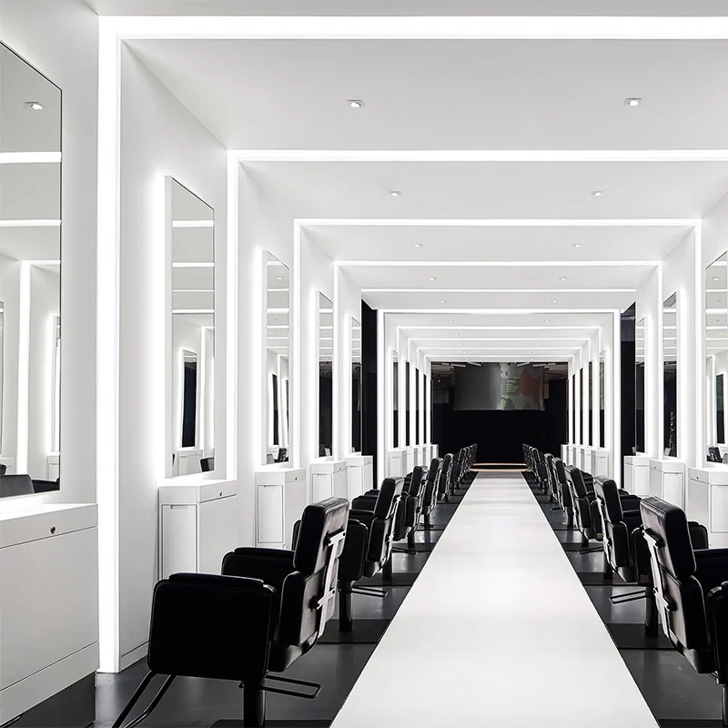 Corridoio minimal bianco per styling in salone con sedie nere_01