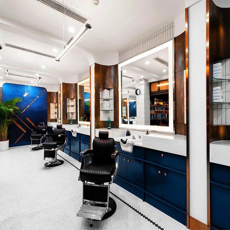Postazione styling barbiere moderna con armadietti blu e specchi alti_01