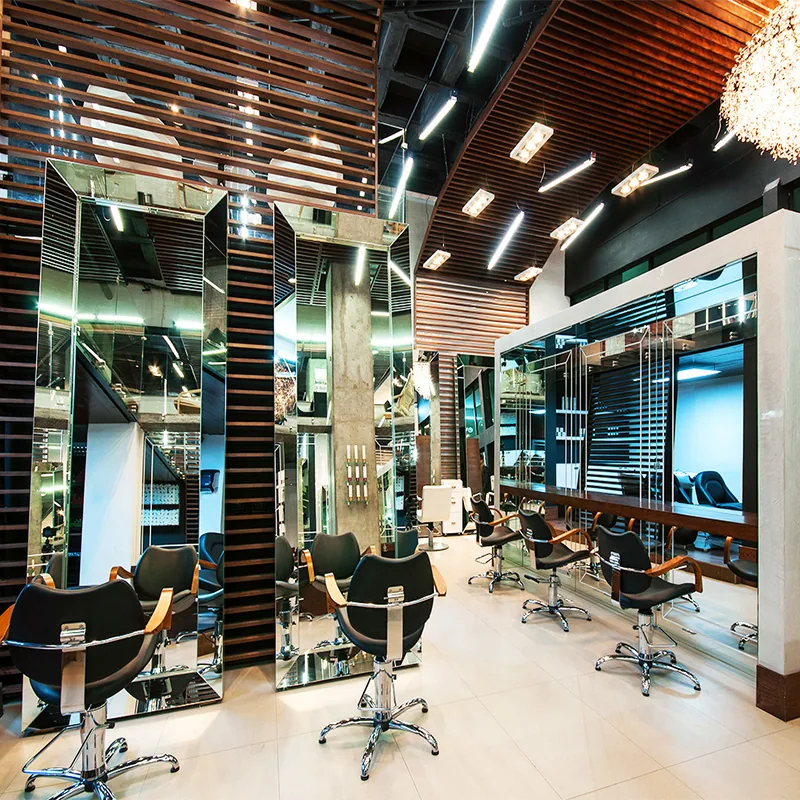 Interior moderno de salón de peluquería con mostradores de madera_02