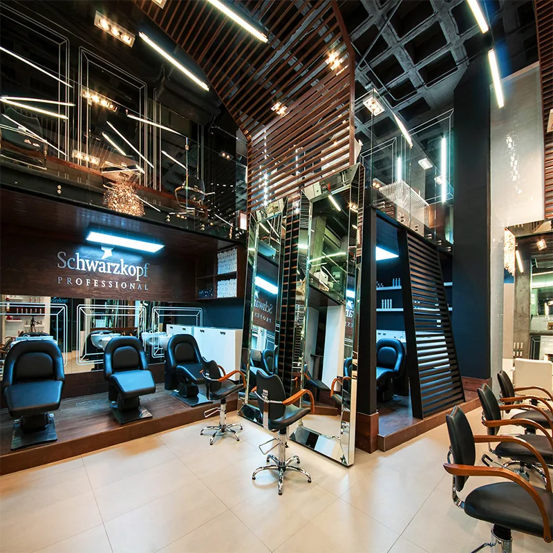 Interior moderno de salón de peluquería con mostradores de madera_03