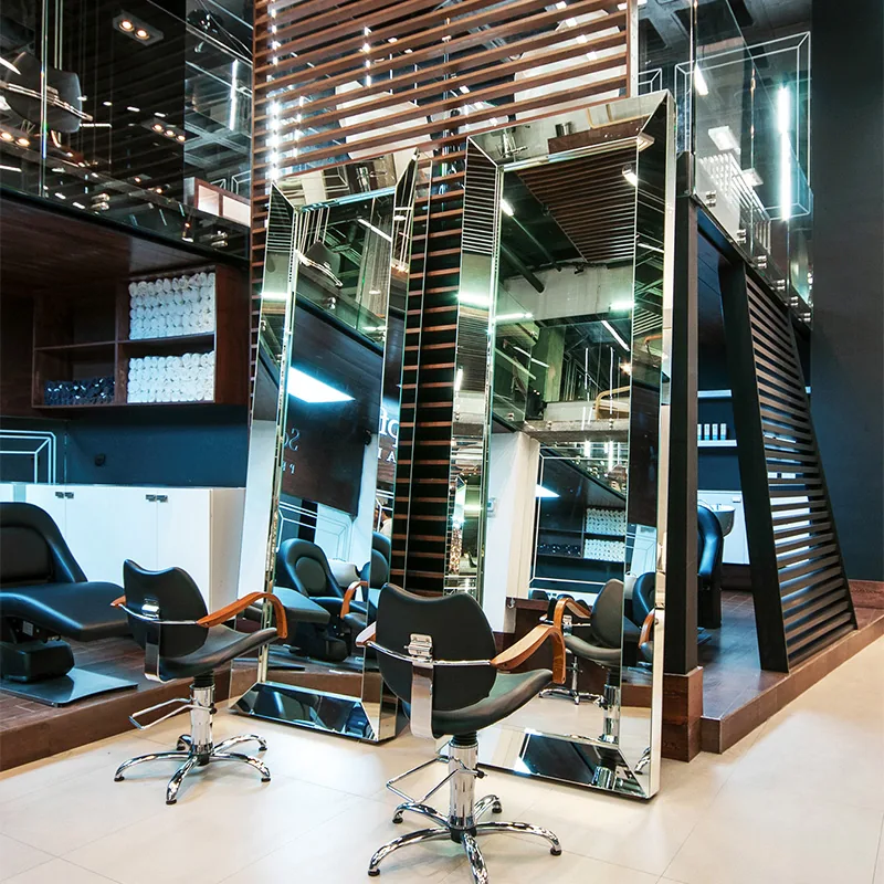 Interior moderno de salón de peluquería con mostradores de madera_04