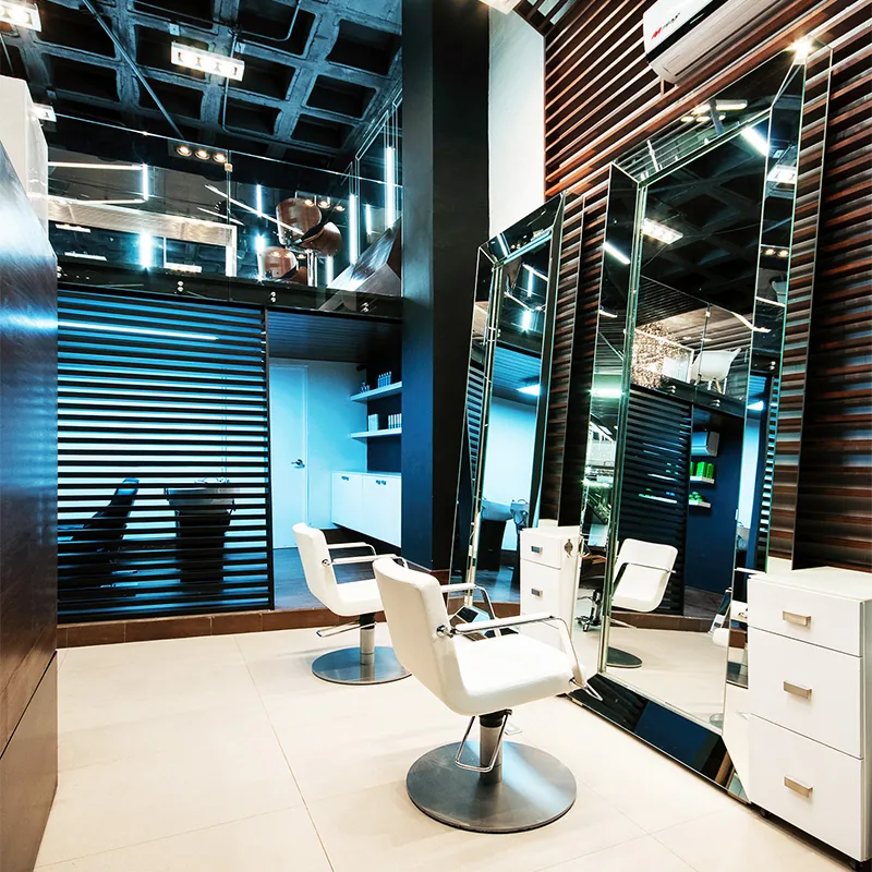 Interior moderno de salón de peluquería con mostradores de madera_05