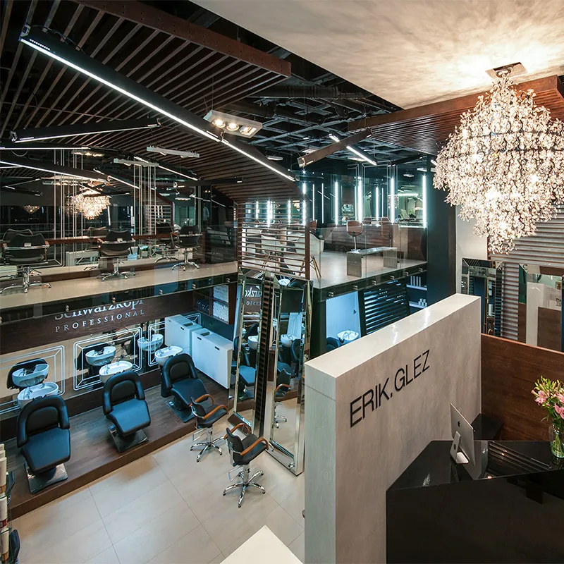 Interior moderno de salón de peluquería con mostradores de madera_06