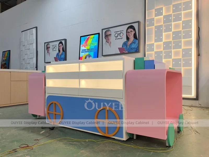 Adalı gözlük tezgahları ve duvar teşhirleriyle modern optik mağaza içi_05