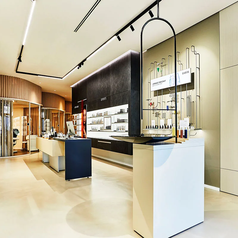 Banco reception moderno per salone con parete espositiva per prodotti_01