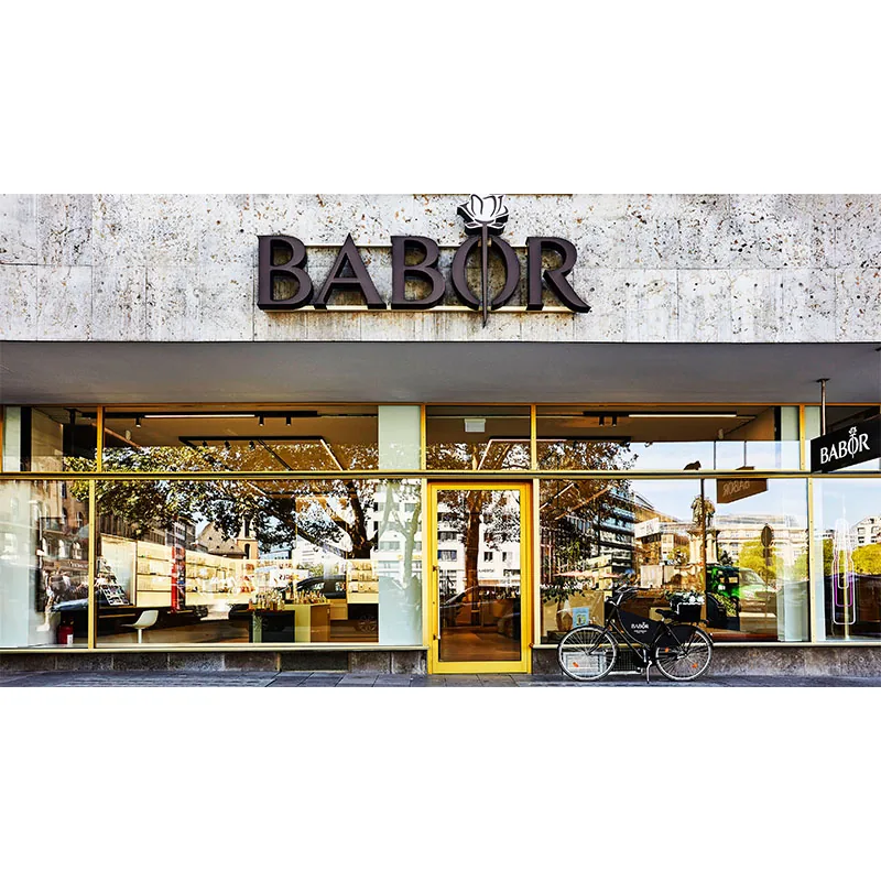 Balcão de recepção moderno para salão com parede de exposição de produtos_06