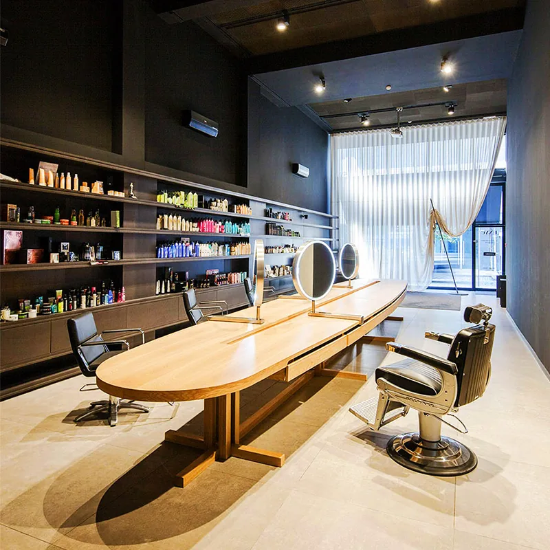 Isola moderna per lo styling del salone con scaffali espositivi per prodotti_01