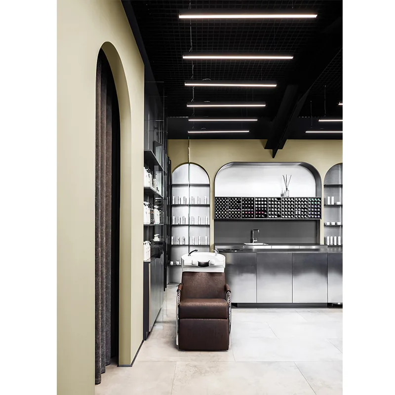 Suite de coiffure moderne avec étagères de vente et fauteuil orange_05