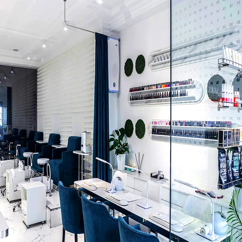 Espace de lavage moderne blanc pour salon avec fauteuils de coiffure bleus_03