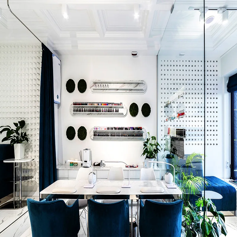 Espace de lavage moderne blanc pour salon avec fauteuils de coiffure bleus_05