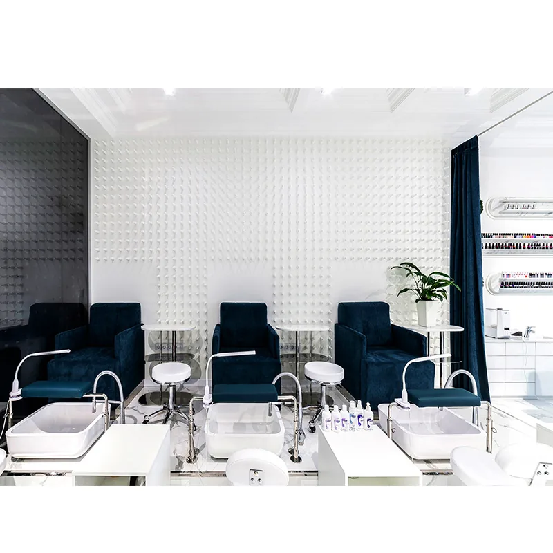 Espace de lavage moderne blanc pour salon avec fauteuils de coiffure bleus_06