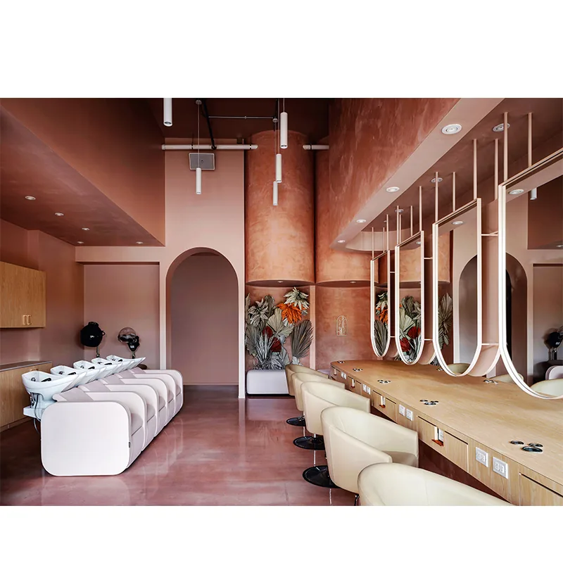 Rosa Salon-Stylingstationen mit Holztheken und runden Spiegeln_03