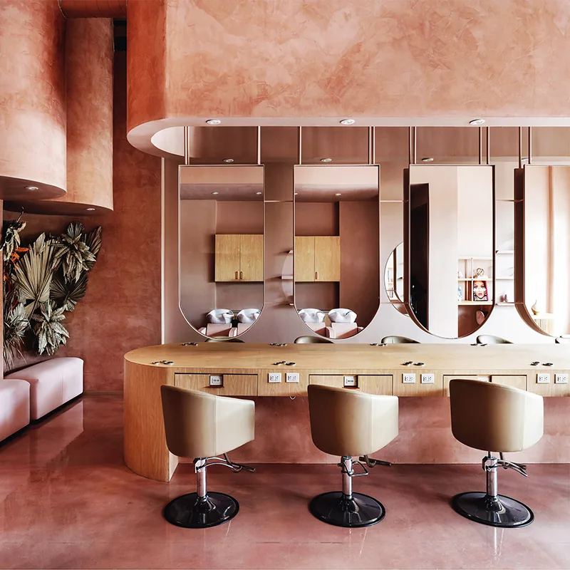 Rosa Salon-Stylingstationen mit Holztheken und runden Spiegeln_04