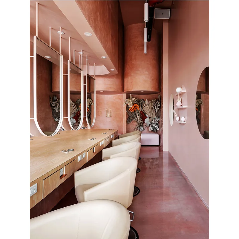 Rosa Salon-Stylingstationen mit Holztheken und runden Spiegeln_06