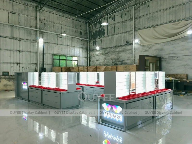 Aydınlatmalı Gözlük Teşhir Tezgahlarına Sahip Kırmızı Şeritli Optik Perakende Kiosk_01