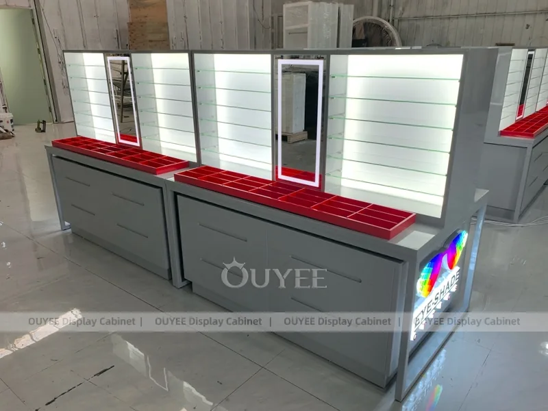 Aydınlatmalı Gözlük Teşhir Tezgahlarına Sahip Kırmızı Şeritli Optik Perakende Kiosk_02
