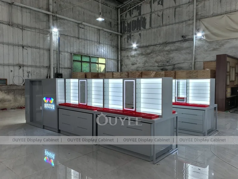 Aydınlatmalı Gözlük Teşhir Tezgahlarına Sahip Kırmızı Şeritli Optik Perakende Kiosk_03