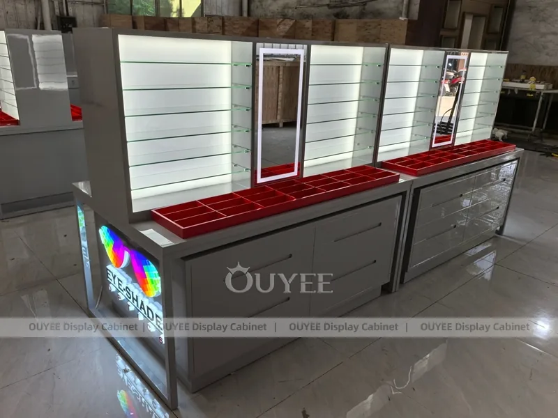 Aydınlatmalı Gözlük Teşhir Tezgahlarına Sahip Kırmızı Şeritli Optik Perakende Kiosk_07