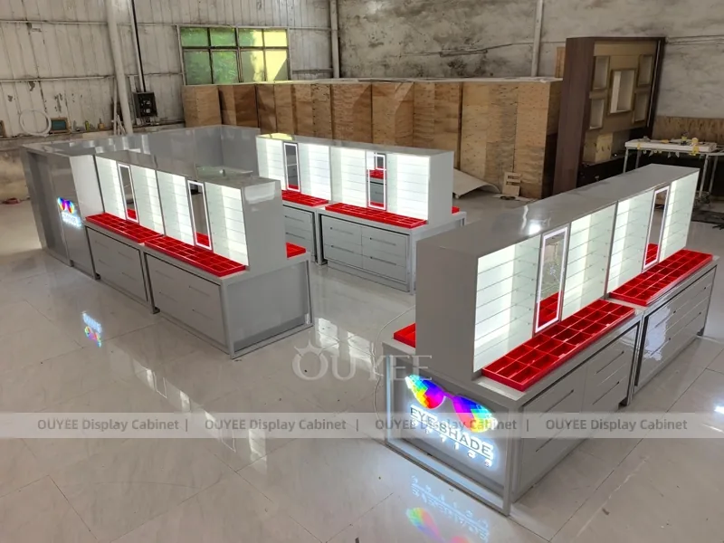 Aydınlatmalı Gözlük Teşhir Tezgahlarına Sahip Kırmızı Şeritli Optik Perakende Kiosk_08