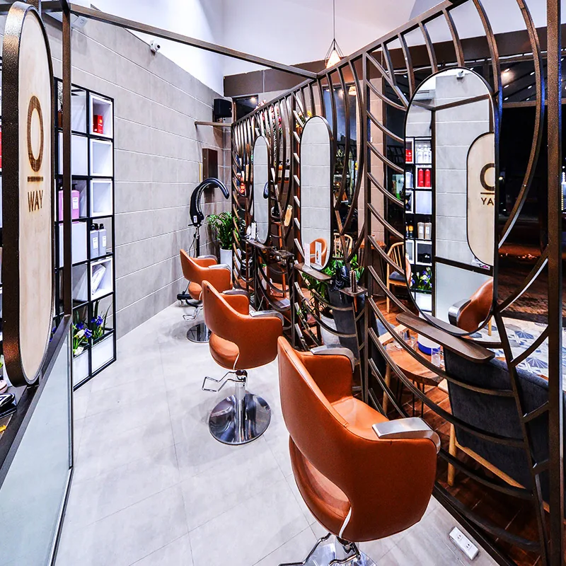 Postazione di styling per barbiere con specchio rotondo e sedie arancioni_01