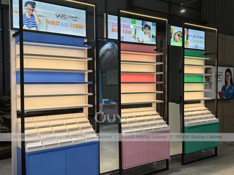 Üç Renkli Optik Mağaza Güneş Gözlüğü Teşhir Rafları ve Işıklı Başlıklar_02