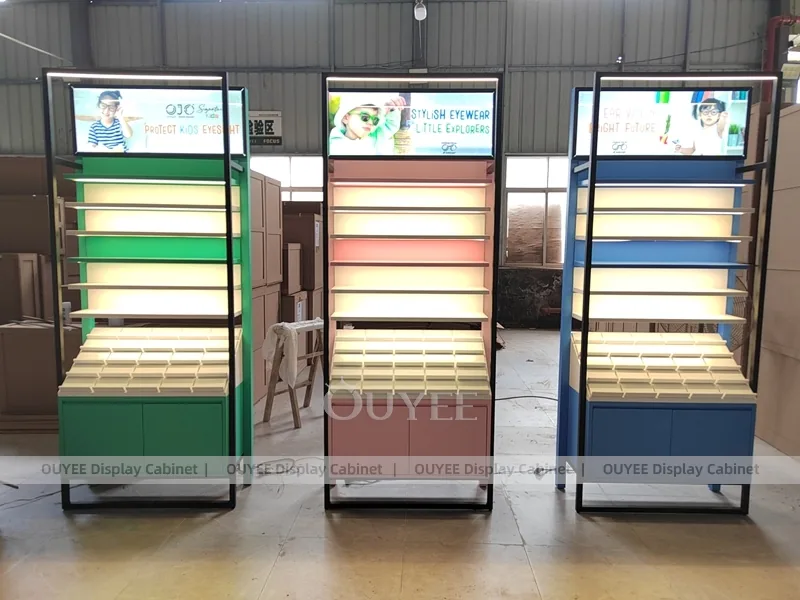 Üç Renkli Optik Mağaza Güneş Gözlüğü Teşhir Rafları ve Işıklı Başlıklar_03