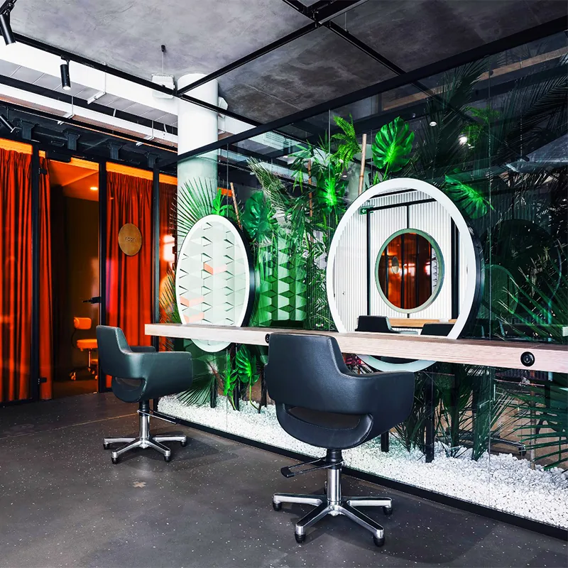 Postazione styling salone tropicale con specchi rotondi e parete verde_01