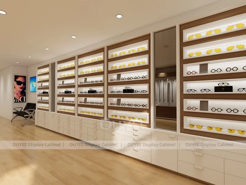 تصميم داخلي دافئ لمتجر نظارات خشبي مع طاولات استشارة وعروض جدارية_08