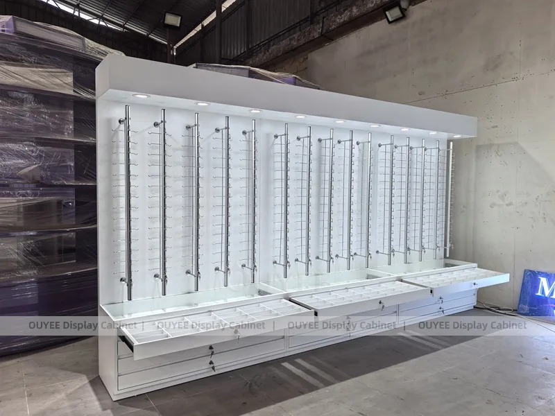 Mobile a parete bianco per esposizione occhiali con cassetti inferiori_01