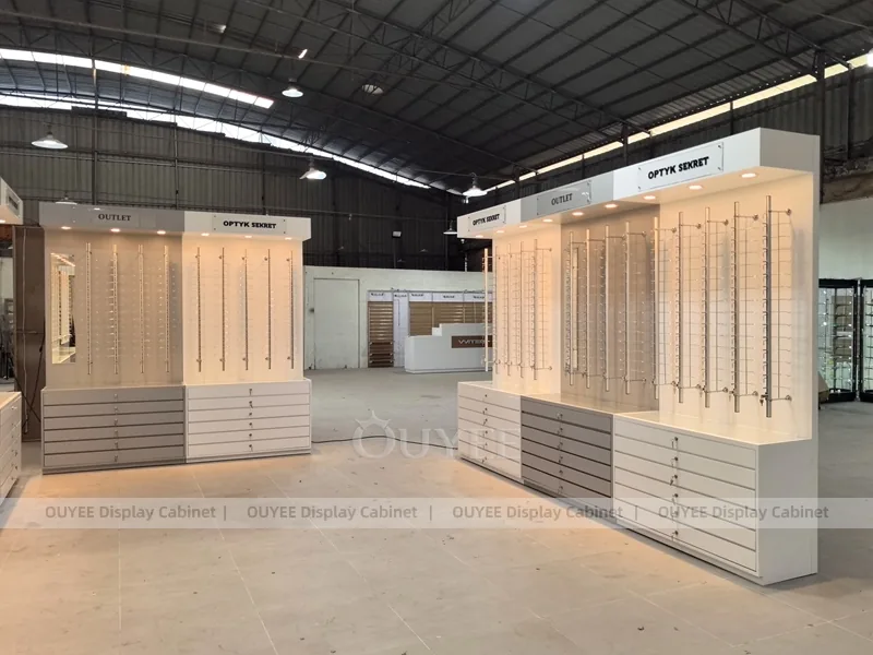 Beyaz Bağımsız Gözlük Sergileme Dolapları ile LED Çubuk Paneller_01