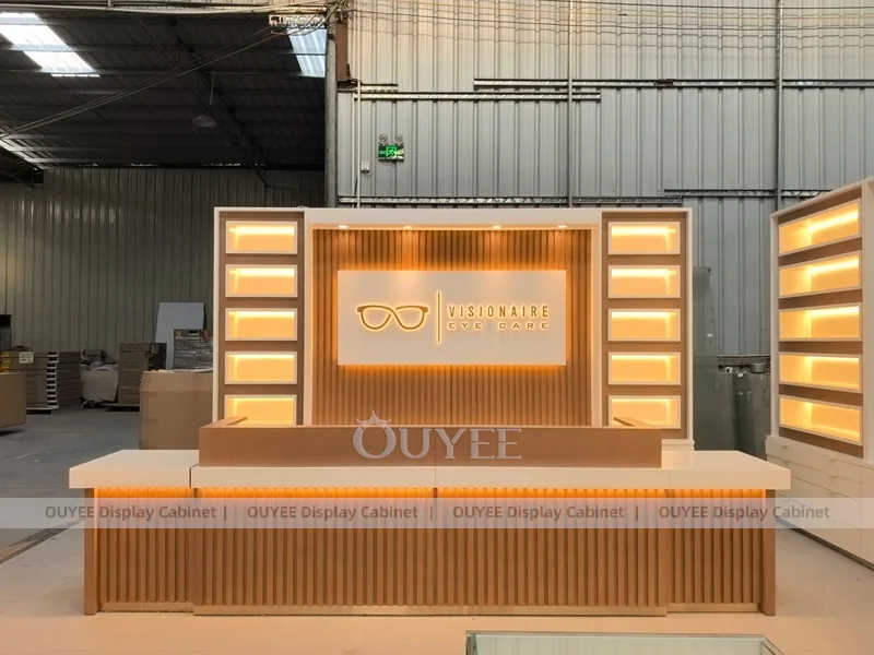 Markalı gözlük arka duvarı ile ahşap çıtalı optik mağaza resepsiyon masası_02