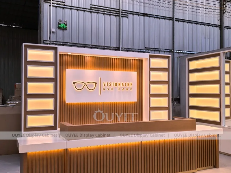 Markalı gözlük arka duvarı ile ahşap çıtalı optik mağaza resepsiyon masası_03